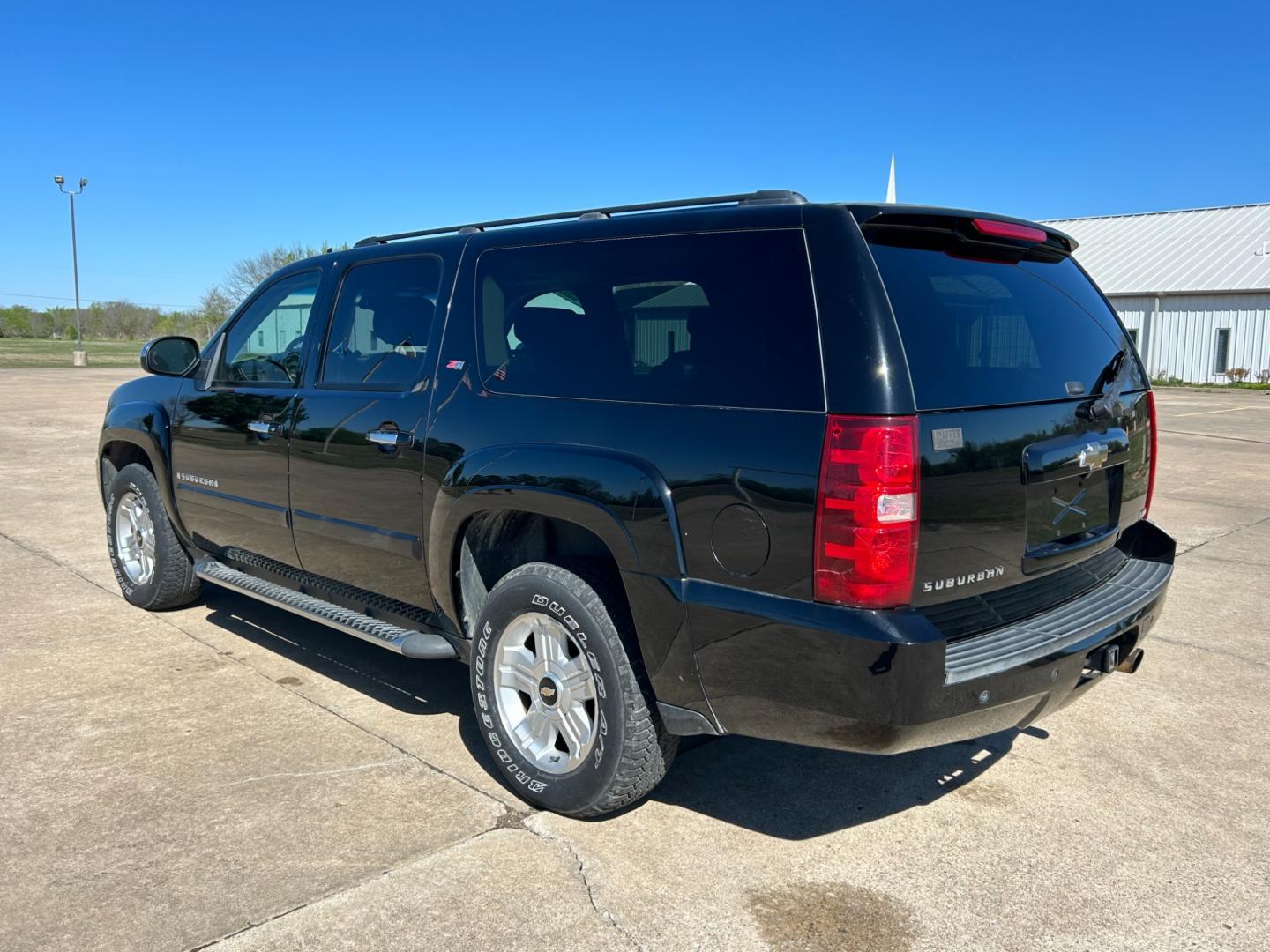 2007 BLACK /BLACK Chevrolet Suburban LS 1500 4WD (3GNFK16377G) with an 5.3L V8 OHV 16V FFV engine, 4-Speed Automatic Overdrive transmission, located at 17760 Hwy 62, Morris, OK, 74445, (918) 733-4887, 35.609104, -95.877060 - 2007 CHEVROLET SUBURBAN HAS 5.3L V8 ENGINE. THIS SUV FEATURES KEYLESS REMOTE ENTRY, POWER SEATS, POWER LOCKS, POWER WINDOWS, POWER WINDOWS, POWER ADJUSTABLE FOOT PEDAL, AMFM STEREO, XM RADIO, AUX PORT, NAVIGATION, BACKUP CAMERA, MULIT-FUNCTION STEERING WHEEL CONTROLS, CRUISE CONTROL, DUAL CLIMATE CO - Photo#6